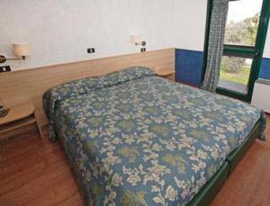 Standard double or twin and 1 child with private facilities (shower), and breakfast